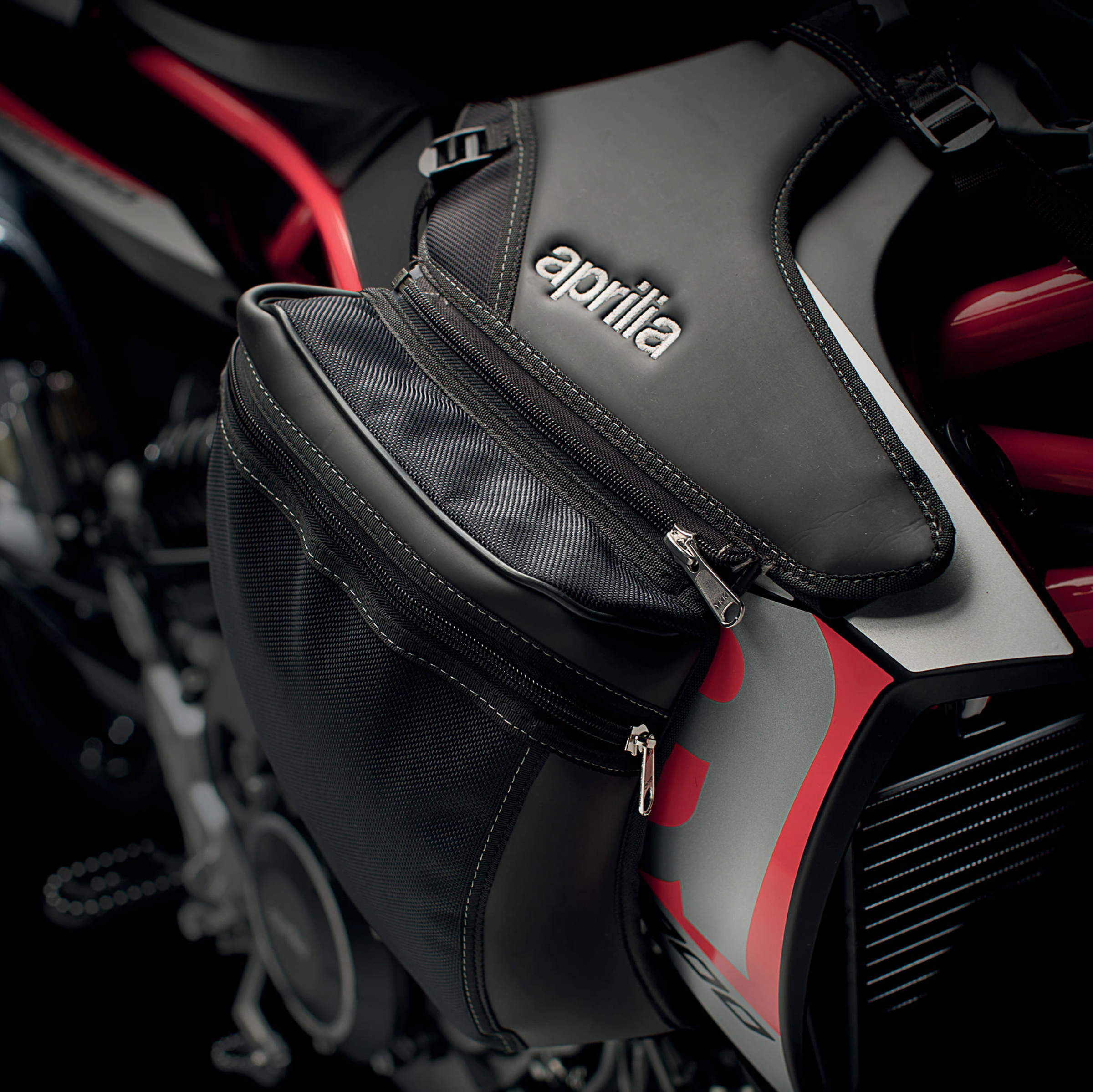 Bolsas laterales originales para tapa de depósito Aprilia Dorsoduro 750 / 900 / 1200